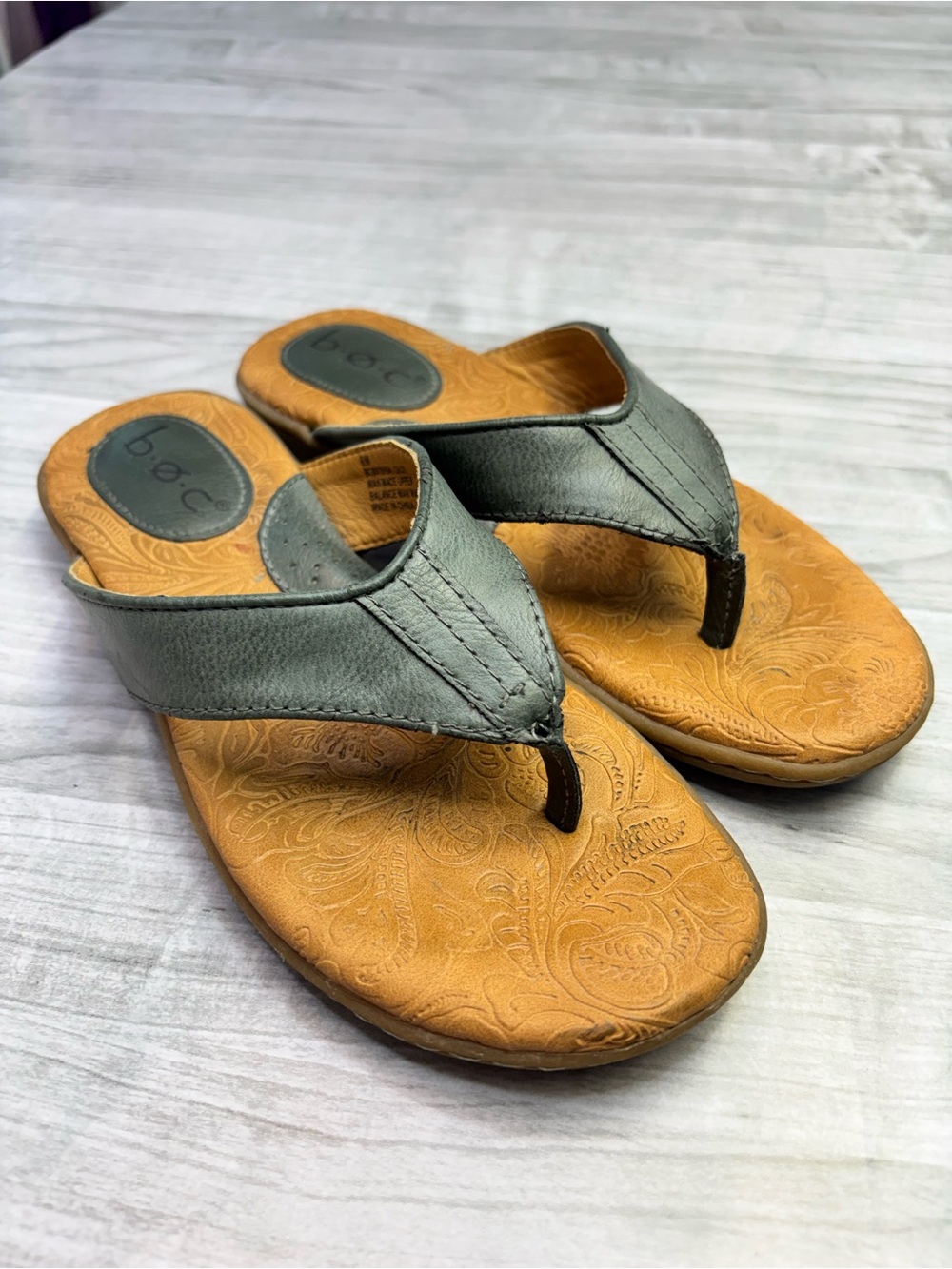b.o.c. Bohemian Gray Leather Thong Sandals with Tan Embossed Footbed size 6